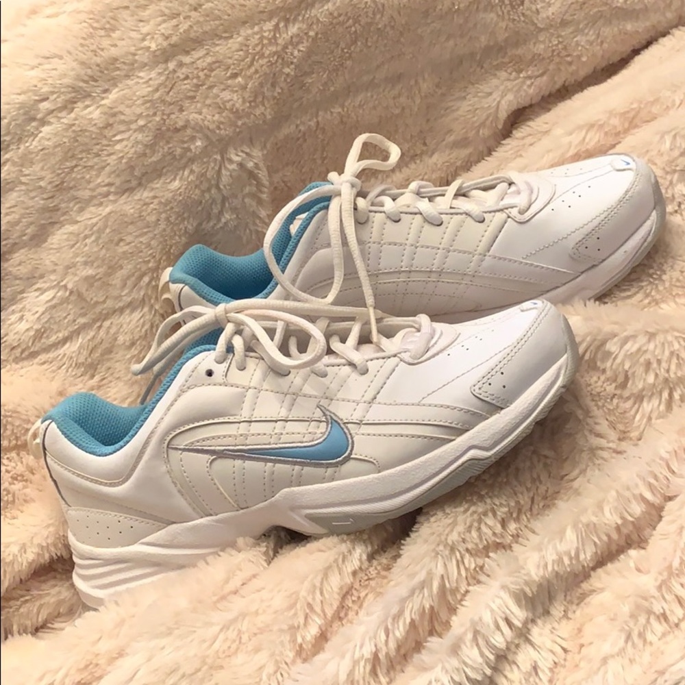 New Nike women’s sneakers sz. 7.5